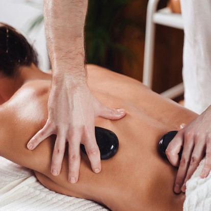 Hot Stone Massage auf Rücken